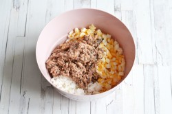 Заливной пирог с рисом и рыбными консервами - шаг 9