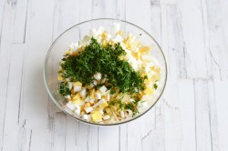 Заливной пирог с рыбной консервой на кефире - шаг 10