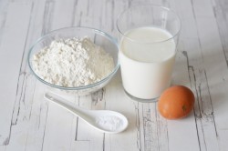 Заливной пирог с рыбной консервой на кефире - шаг 1