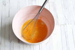 Заливной пирог с рыбной консервой на кефире - шаг 2