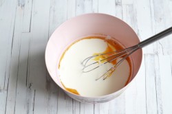 Заливной пирог с рыбной консервой на кефире - шаг 3