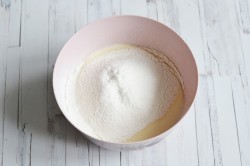 Заливной пирог с рыбной консервой на кефире - шаг 4