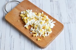 Заливной пирог с рыбной консервой на кефире - шаг 8