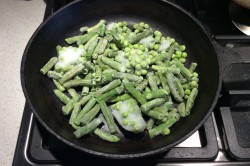 Замороженные овощи на сковороде - шаг 2 Замороженные овощи на сковороде - шаг 2