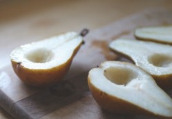 Запеченные груши с орехами и медом - шаг 2