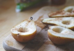 Запеченные груши с орехами и медом - шаг 3