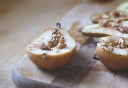 Запеченные груши с орехами и медом - шаг 4