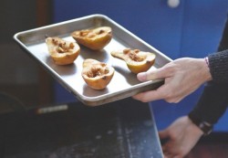 Запеченные груши с орехами и медом - шаг 5