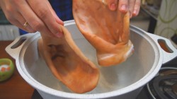 Запеченные свиные ушки на праздничный стол - шаг 2 Запеченные свиные ушки на праздничный стол - шаг 2