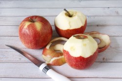 Запеченные яблоки с сахаром и корицей в духовке - шаг 1