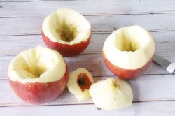 Запеченные яблоки с сахаром и корицей в духовке - шаг 2