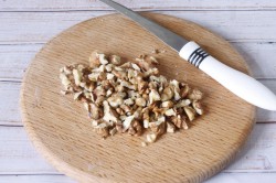 Запеченные яблоки с сахаром и корицей в духовке - шаг 3