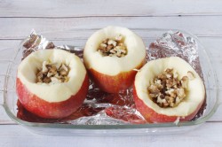 Запеченные яблоки с сахаром и корицей в духовке - шаг 4