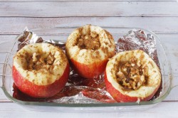 Запеченные яблоки с сахаром и корицей в духовке - шаг 5