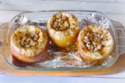 Запеченные яблоки с сахаром и корицей в духовке - шаг 6