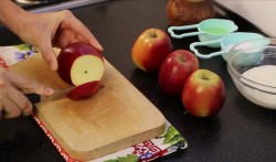 Запеченные яблоки с творогом, корицей под хрустящей корочкой - шаг 2