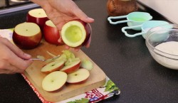 Запеченные яблоки с творогом, корицей под хрустящей корочкой - шаг 3