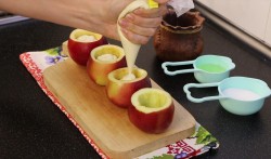 Запеченные яблоки с творогом, корицей под хрустящей корочкой - шаг 5