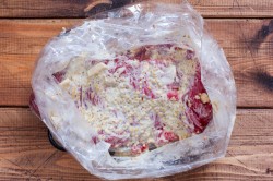 Запечённая говядина в рукаве в духовке - шаг 5 Запечённая говядина в рукаве в духовке - шаг 5