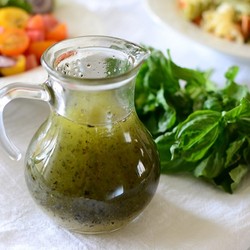 Заправка для салата с оливковым маслом, горчицей и уксусом