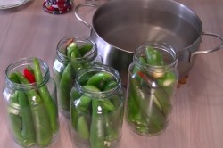 Зеленый горький перец в маринаде на зиму - шаг 3 Зеленый горький перец в маринаде на зиму - шаг 3