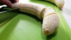 Китайский десерт - бананы в карамели с кунжутом - шаг 2