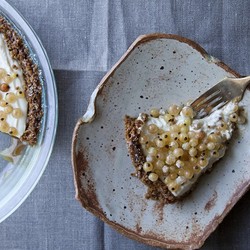 Пирог с белой смородиной без выпечки