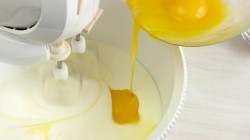 Бисквитный торт Одуванчик со сливочным кремом - шаг 2