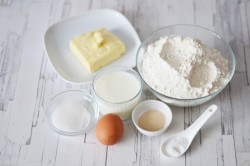 Булочки с колбасой из дрожжевого теста - шаг 1 Булочки с колбасой из дрожжевого теста - шаг 1