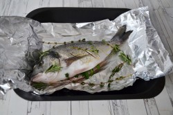Дорада с  лимоном и травами в фольге - шаг 5