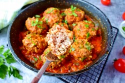 Ежики из фарша с рисом на сковороде с подливкой - шаг 11