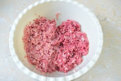 Ежики из фарша с рисом на сковороде с подливкой - шаг 2