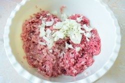 Ежики из фарша с рисом на сковороде с подливкой - шаг 3