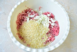 Ежики из фарша с рисом на сковороде с подливкой - шаг 4