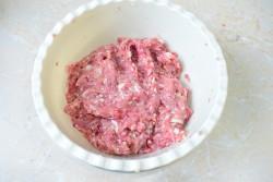 Ежики из фарша с рисом на сковороде с подливкой - шаг 5