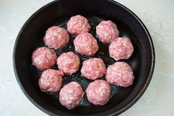 Ежики из фарша с рисом на сковороде с подливкой - шаг 6