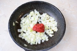 Ежики из фарша с рисом на сковороде с подливкой - шаг 7