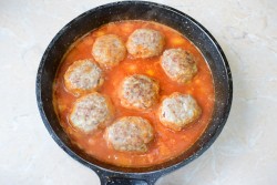 Ежики из фарша с рисом на сковороде с подливкой - шаг 9