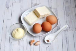 Еврейская закуска из сыра с чесноком и яиц - шаг 1 Еврейская закуска из сыра с чесноком и яиц - шаг 1