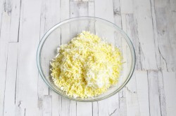 Еврейская закуска из сыра с чесноком и яиц - шаг 2 Еврейская закуска из сыра с чесноком и яиц - шаг 2