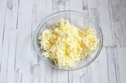 Еврейская закуска из сыра с чесноком и яиц - шаг 3 Еврейская закуска из сыра с чесноком и яиц - шаг 3