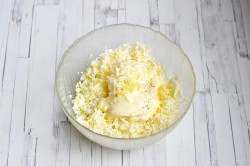 Еврейская закуска из сыра с чесноком и яиц - шаг 4 Еврейская закуска из сыра с чесноком и яиц - шаг 4
