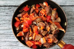 Гуляш из печени с подливкой - шаг 7