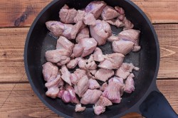 Индейка на сковороде сочная и мягкая - шаг 3