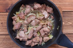 Индейка на сковороде сочная и мягкая - шаг 5