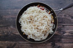 Удон с курицей и овощами - шаг 10