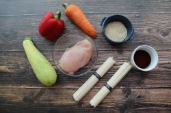 Удон с курицей и овощами - шаг 1