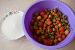 Клубника в сиропе на зиму - шаг 1