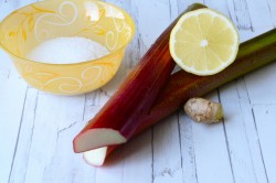 Компот из ревеня с имбирем и лимоном - шаг 1