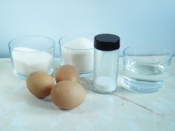 Крем на яичных белках для вафельных трубочек - шаг 1